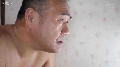 【中文字幕】密着セックス　～雨に濡れ、义父と肉欲に溺れた家庭内不伦～